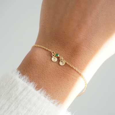 Pulsera de iniciales estampadas con piedra de aniversario