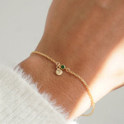 Pulsera de iniciales estampadas con piedra de aniversario